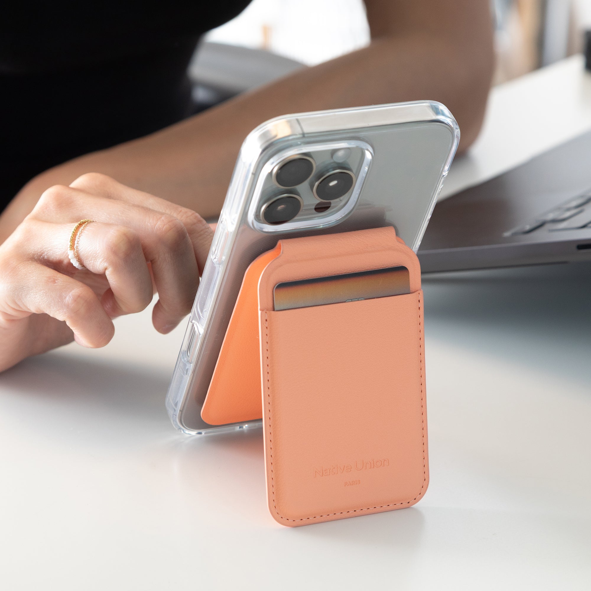 Active Wallet Stand | Magnetic