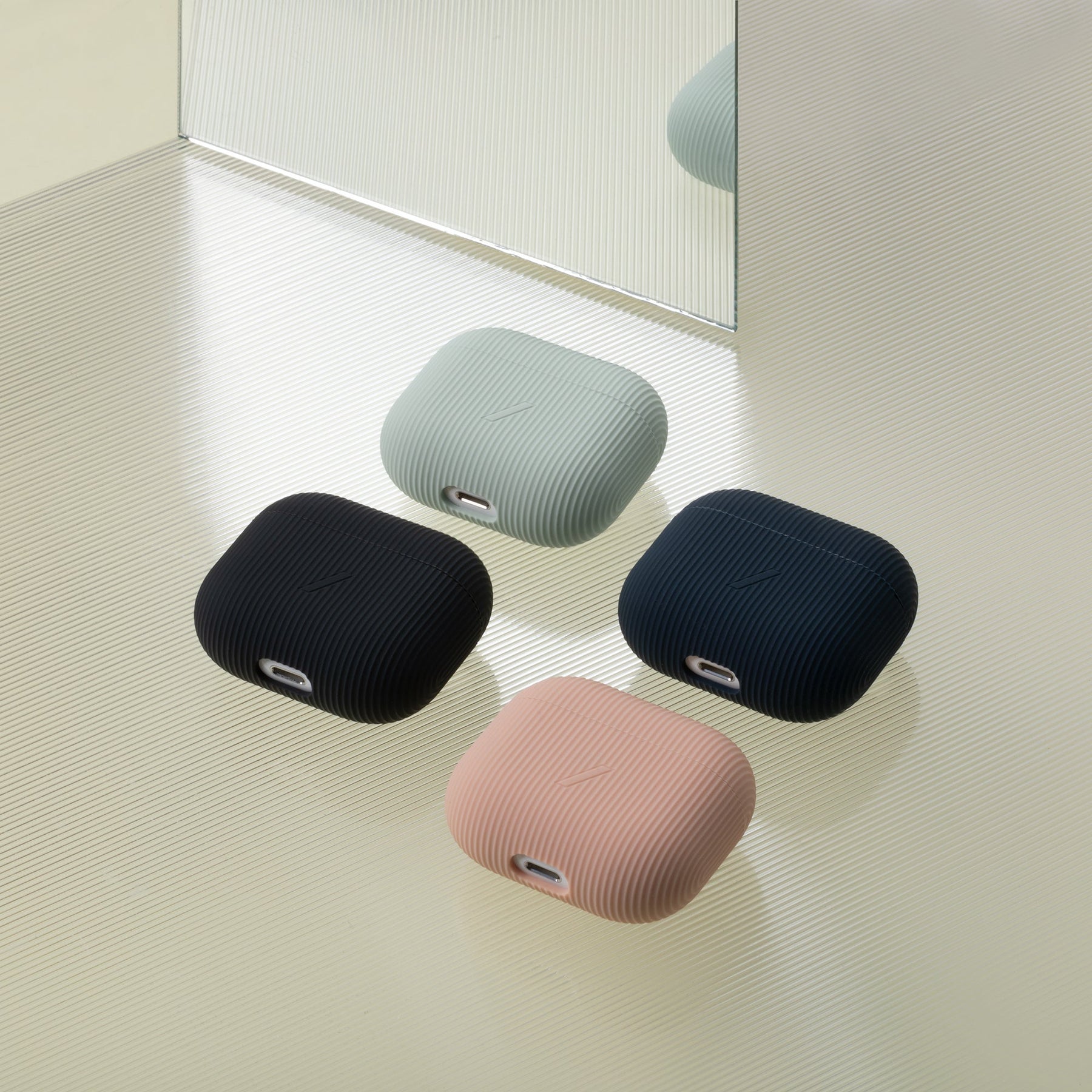 39639215603851,39639215636619,39639215669387,39639215734923,Curve Case for AirPods (Gen 3)