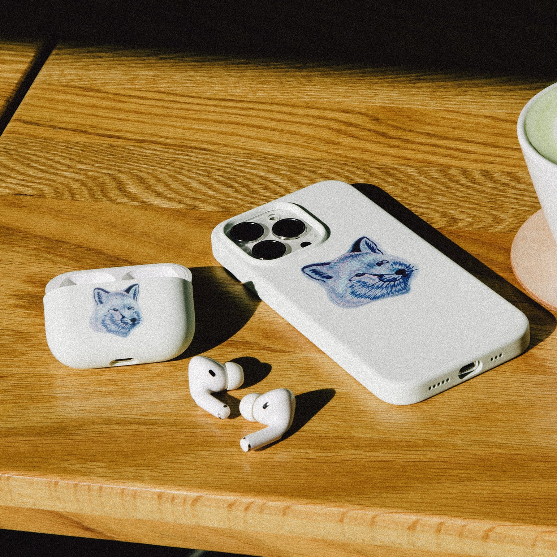 39639192207499,39639192240267,Cool-Tone Fox Head Case for iPhone 13